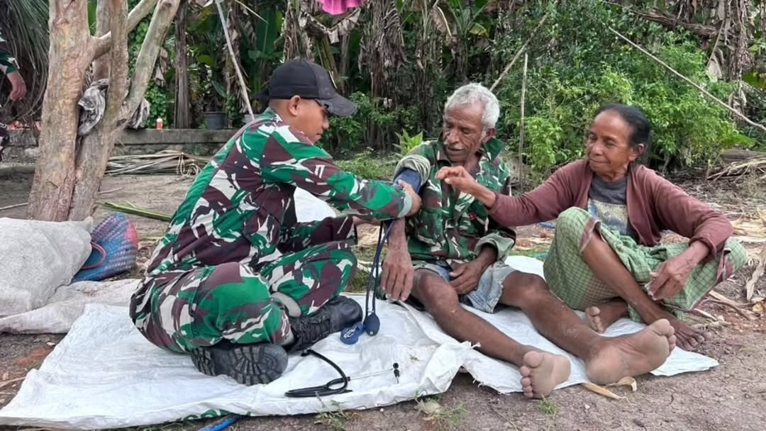 Menghadirkan Harapan di Perbatasan: Keteladanan Prajurit Kostrad Layani Lansia dari Rumah ke Rumah