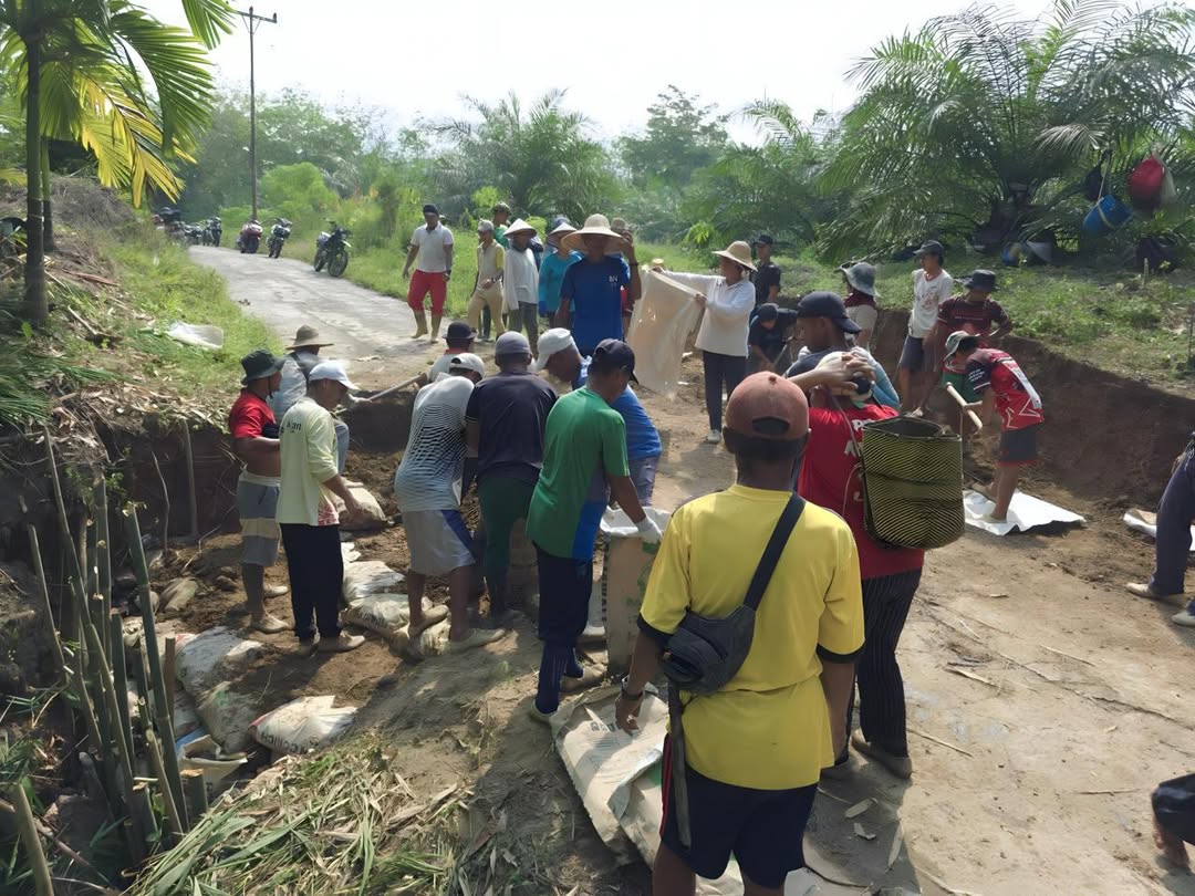 Akses Terputus, Aksi Nyata Hadir: Satgas Kostrad dan Warga Pulihkan Jalan di Perbatasan