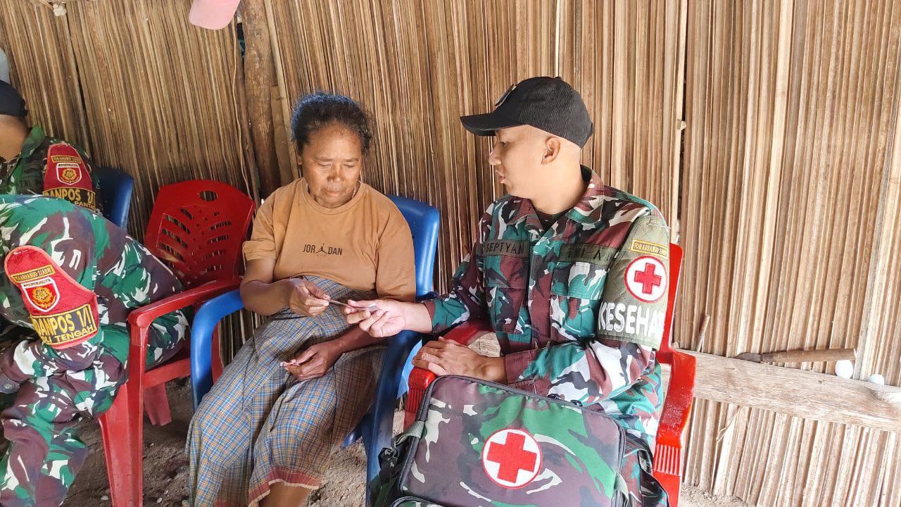 Jemput Bola di Perbatasan, Satgas Kostrad Hadirkan Layanan Kesehatan Gratis untuk Warga Natemnanu