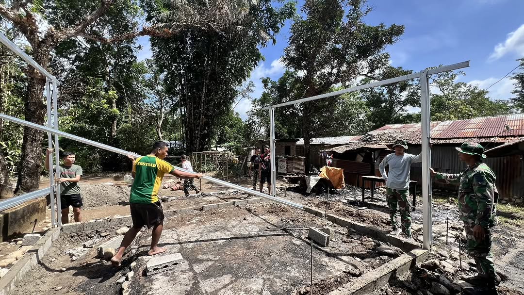 Dari Kehilangan Menuju Kehidupan Baru: Satgas Kostrad Bangun Rumah untuk Lansia di Perbatasan