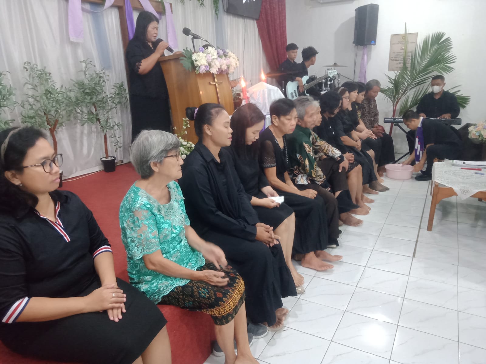 Aksi Pembasuhan Kaki 12 Jemaat Jadi Pesan Nyata Spirit Melayani di GPIAI Filadelfia Bogor