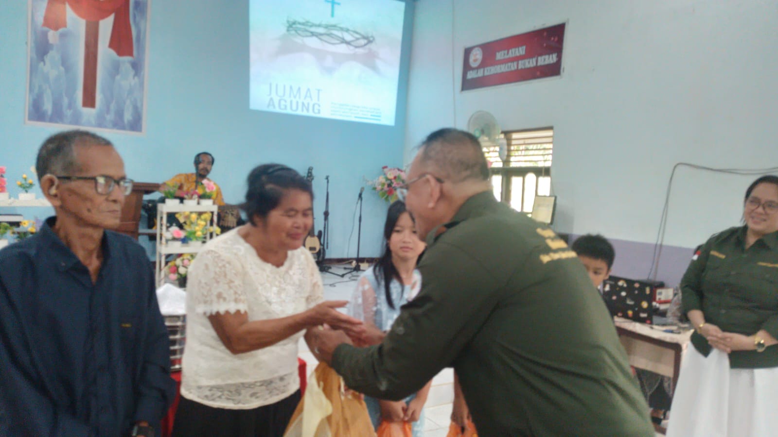 Jumat Agung di GBI Gambus, Ibadah Penuh Makna Disertai Aksi Sosial