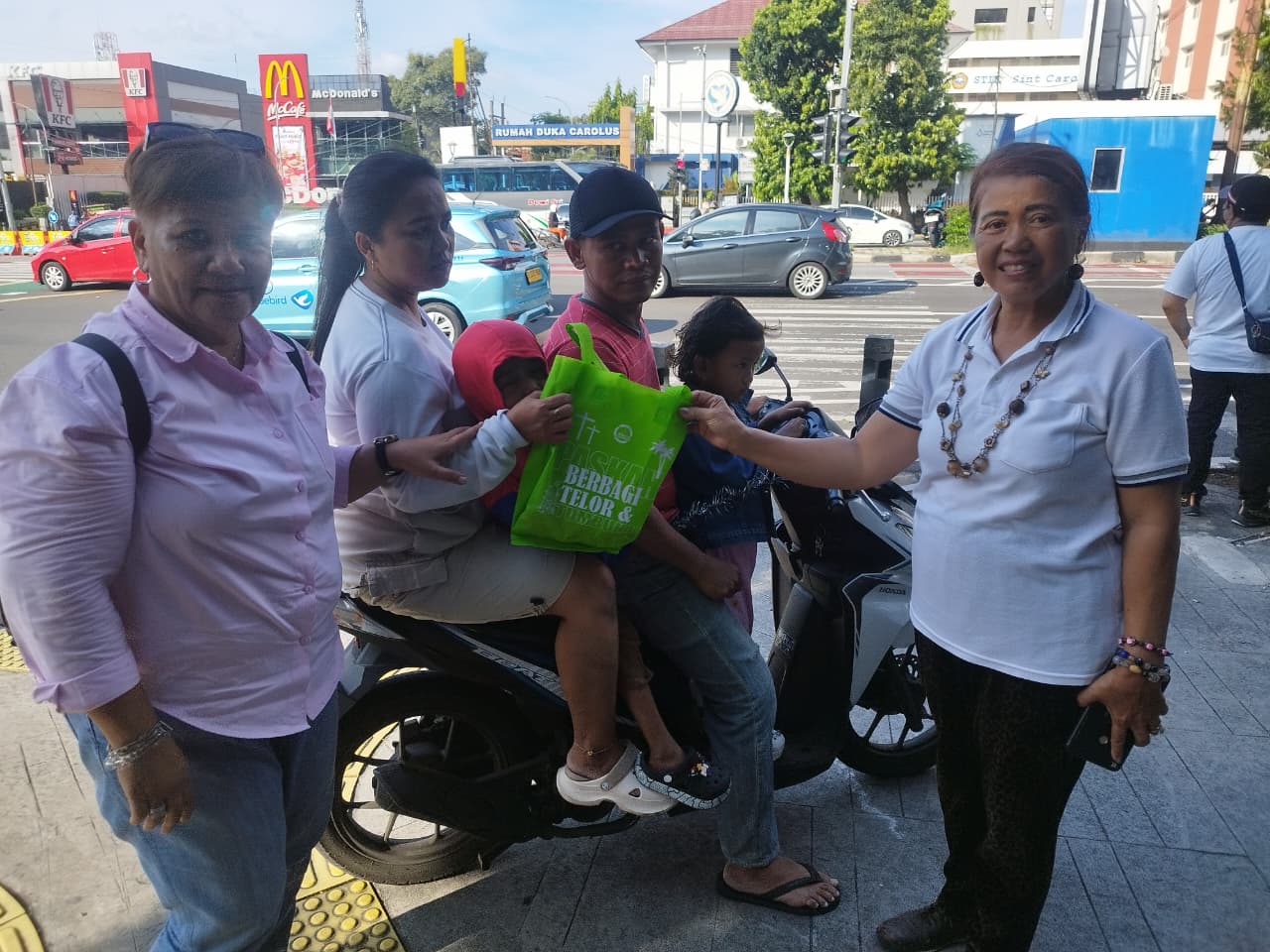 PEWARNA DKI Jakarta Gaungkan Makna Paskah Lewat Aksi Simbolik di Jalan Salemba