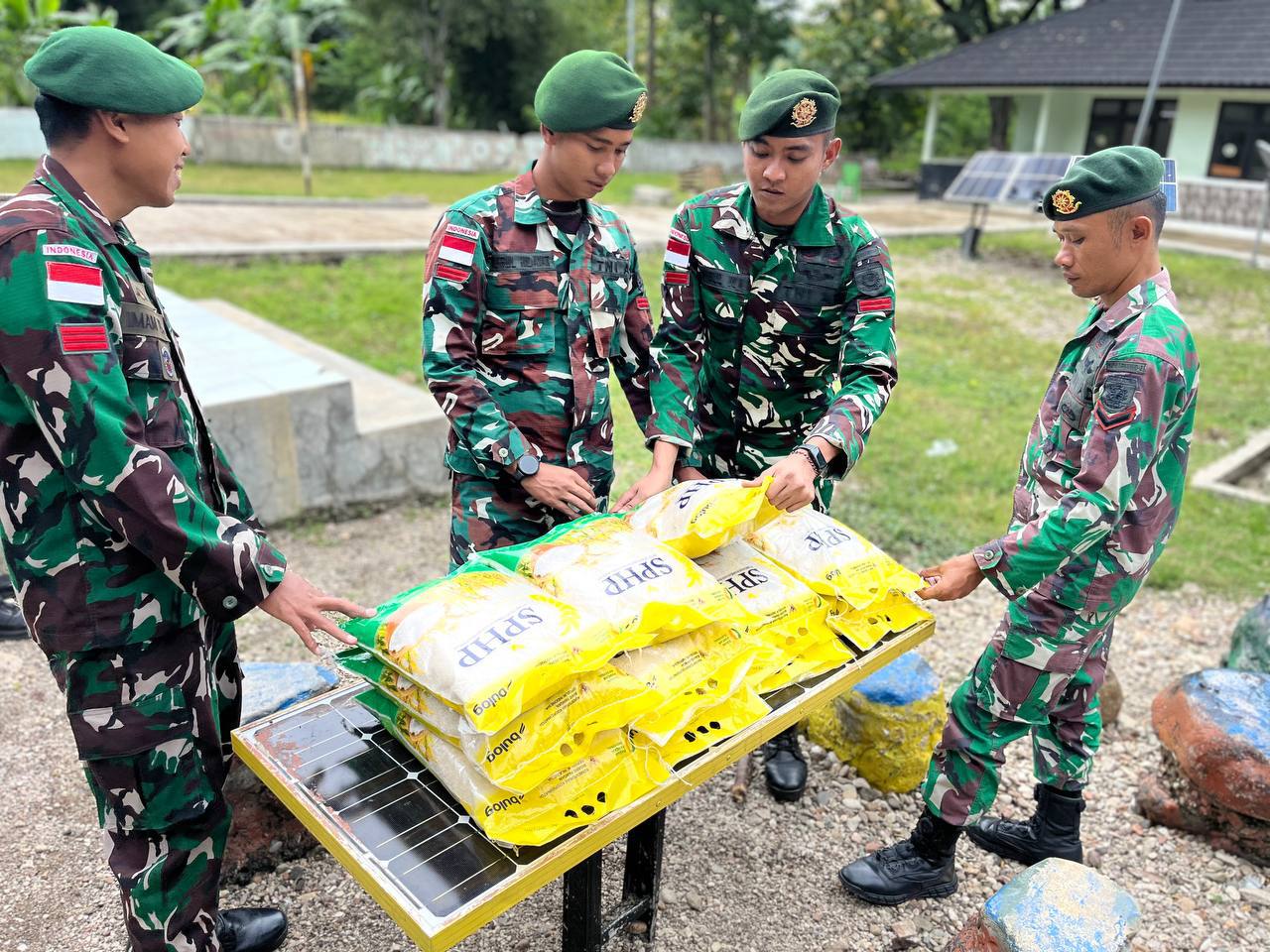 Di Balik Tugas Pengamanan, Satgas Pamtas Yonarhanud 2 Kostrad Turun Langsung Bantu Warga Perbatasan