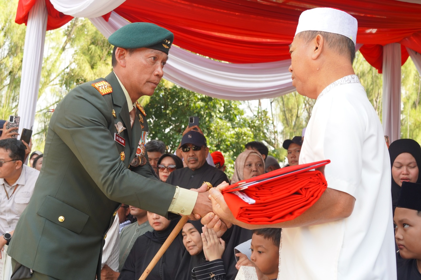 Penuh Kehormatan, Panglima Kostrad Hadiri Pemakaman Mayor Inf Anumerta Zulmi Aditya Iskandar