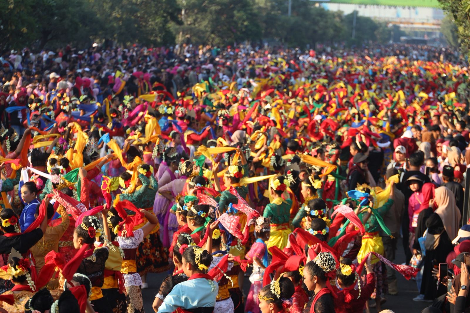 Hentak! CFD Bekasi Meledak oleh Tari Kolosal, Ronggeng Nyentrik Jadi Magnet Utama