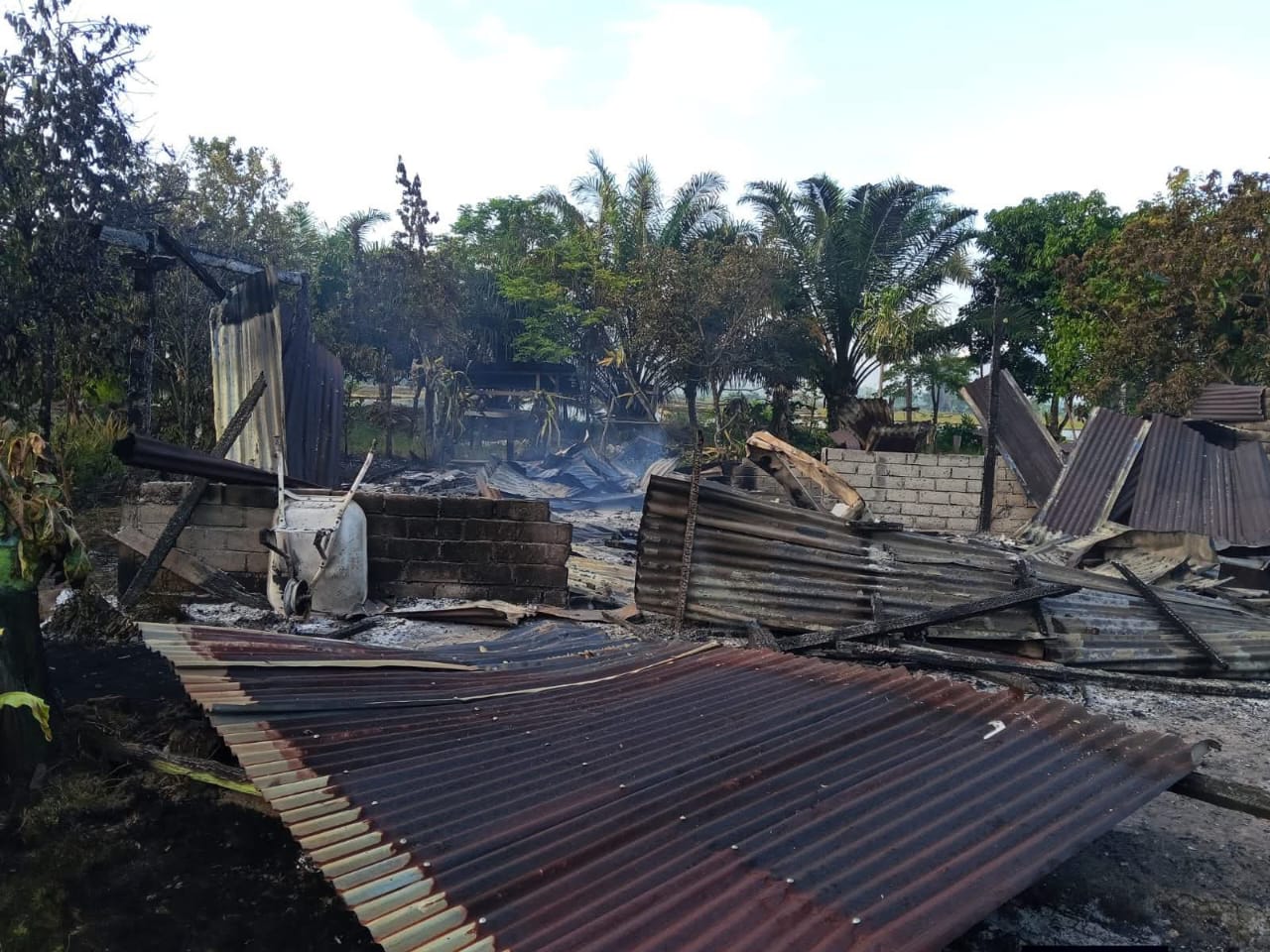 Lilin Diduga Jadi Pemicu, Kebakaran Tengah Malam Ludeskan Rumah dan Gereja di Mahalona